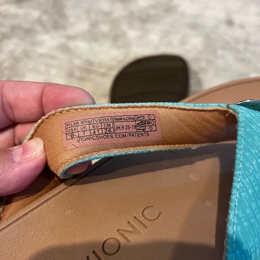 Vionic flip flops - Picture 3 of 5